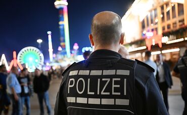 Der Schwerverletzte wurde auf den Wasen an die Polizei übergeben. (Symbolbild)