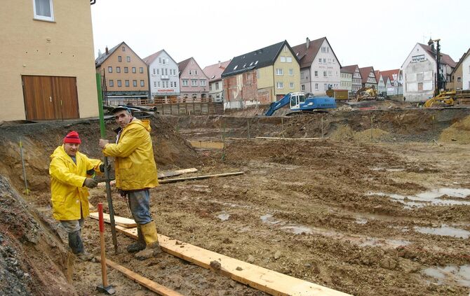 Die riesige Baugrube für das Markthaus in der Winnender Innenstadt im Februar 2005. Im Hintergrund verläuft die Marktstraße, unt