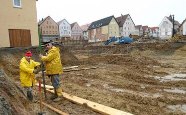 Die riesige Baugrube für das Markthaus in der Winnender Innenstadt im Februar 2005. Im Hintergrund verläuft die Marktstraße, unt