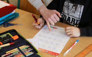 Schulbegleitung im Unterricht (Symbolfoto).