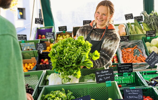 Mitarbeiterin Marlene Putzar-Sattler verkauft auf dem Waiblinger Wochenmarkt.