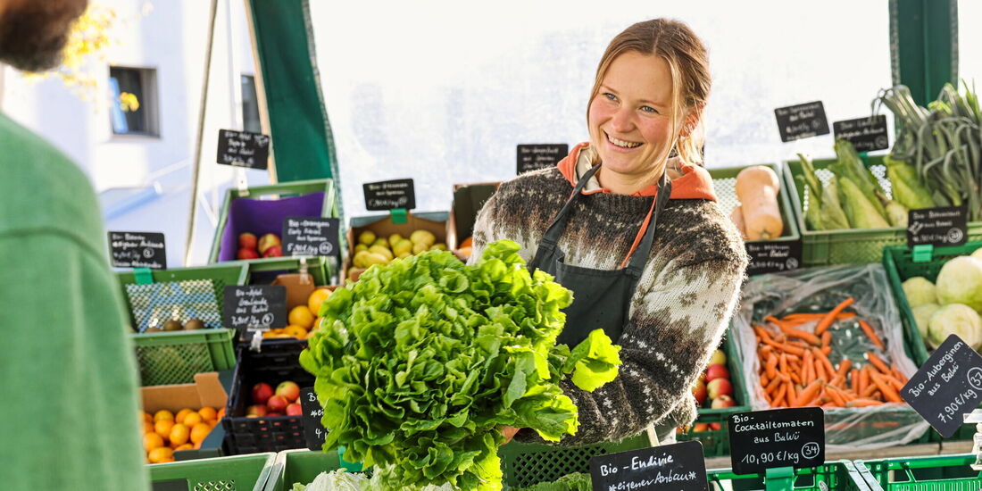 Mitarbeiterin Marlene Putzar-Sattler verkauft auf dem Waiblinger Wochenmarkt.