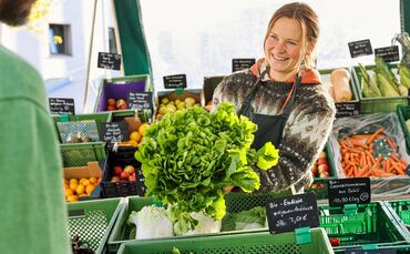 Mitarbeiterin Marlene Putzar-Sattler verkauft auf dem Waiblinger Wochenmarkt.