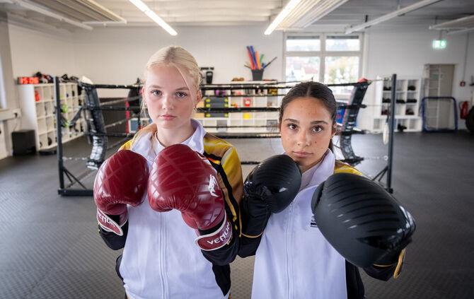 Malia Seibold aus Remshalden (l.) und Esila Çekiç (r.) aus Urbach, haben sich für die Teilnahme an der Boxweltmeisterschaft in M