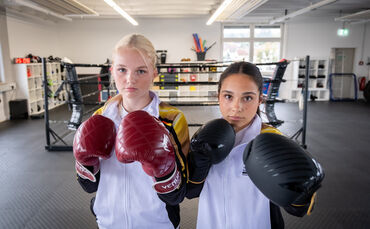 Malia Seibold aus Remshalden (l.) und Esila Çekiç (r.) aus Urbach, haben sich für die Teilnahme an der Boxweltmeisterschaft in M