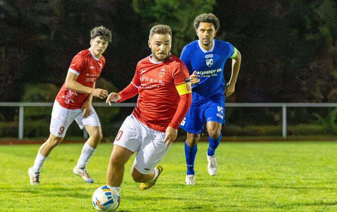 Wichtiger Sieg für Torschütze Patrick Fossi (in Rot, vorne) und den SV Fellbach gegen Oberliga-Absteiger FSV 08 Bietigheim-Bissi