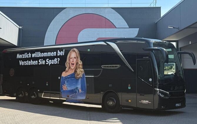 Überlebensgroß prangt TV-Moderatorin Barbara Schöneberger auf dem Bus von Schlienz.