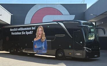 Überlebensgroß prangt TV-Moderatorin Barbara Schöneberger auf dem Bus von Schlienz.