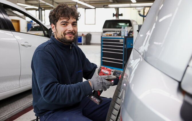 Marlon Westphal bei der Arbeit in der Werkstatt der Firma Heidenwag.