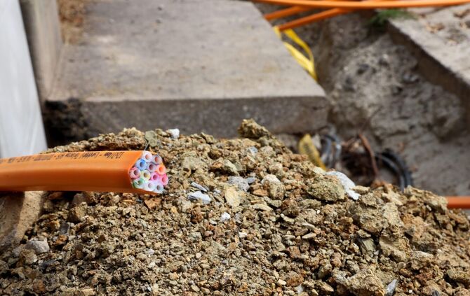 Glasfaser – wenn man es denn hat – sorgt für schnelles und stabiles Internet. (Symbolfoto)