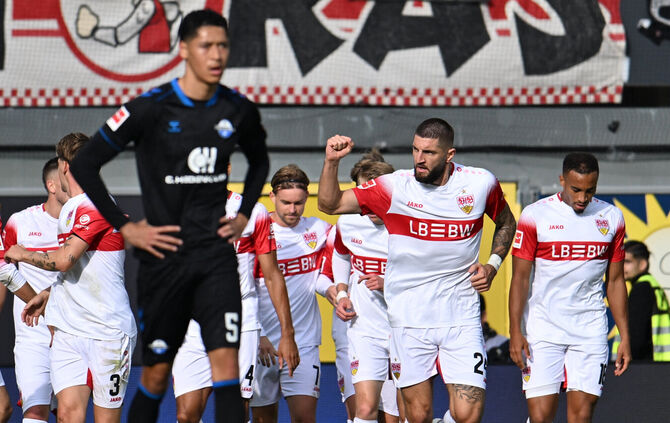 Jeff Chabot jubelt nach seinem Führungstreffer, der dem VfB Stuttgart in Paderborn den Weg zum zweiten Saisonsieg in der Bundesl