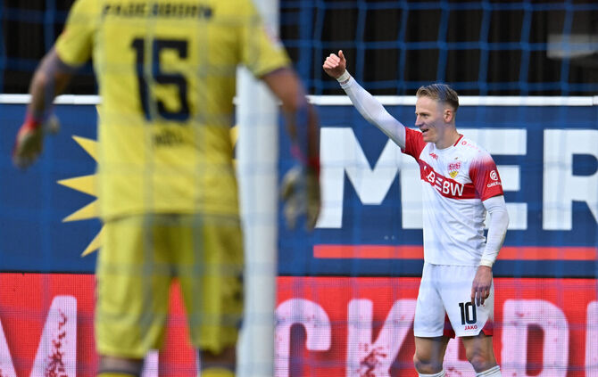 Jubel nach dem Traumtor: Chris Führich lässt sich nach seinem sehenswerten Treffer zum 2:0 gegen den SC Paderborn feiern und sic