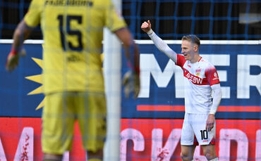 Jubel nach dem Traumtor: Chris Führich lässt sich nach seinem sehenswerten Treffer zum 2:0 gegen den SC Paderborn feiern und sic