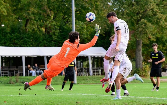 Marcel Zimmermann hebt ab und erzielt für den FSV Waiblingen das 2:0 im Derby gegen die SG Weinstadt.