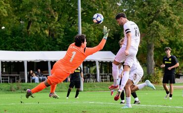 Marcel Zimmermann hebt ab und erzielt für den FSV Waiblingen das 2:0 im Derby gegen die SG Weinstadt.