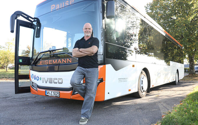 Mit 62 Jahren den Traumjob gefunden: Carl Waldenmaier ist jetzt Busfahrer.