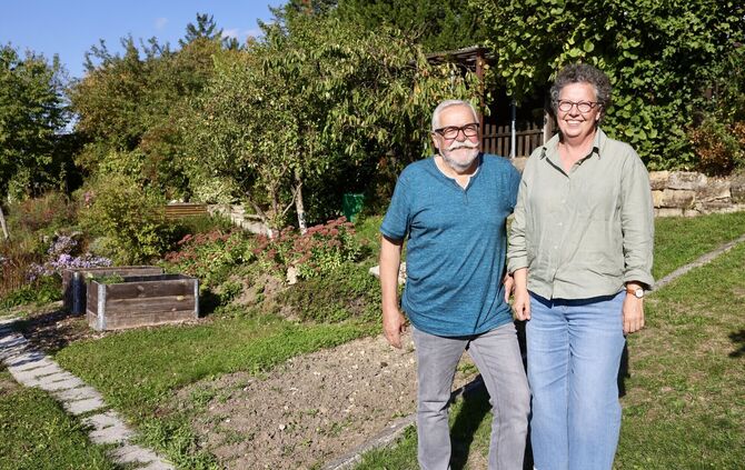 Peter Frank und Petra Hauck vom Vorstand der Gartenfreunde Endersbach vor dem Grundstück, für das ein neuer Pächter gesucht wird