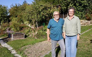 Peter Frank und Petra Hauck vom Vorstand der Gartenfreunde Endersbach vor dem Grundstück, für das ein neuer Pächter gesucht wird