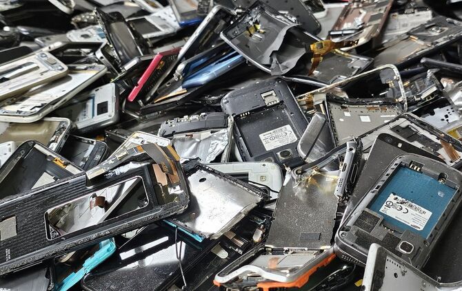 In alten Smartphones stecken wertvolle Metalle, sie sollten deshalb recycelt werden.