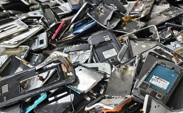 In alten Smartphones stecken wertvolle Metalle, sie sollten deshalb recycelt werden.