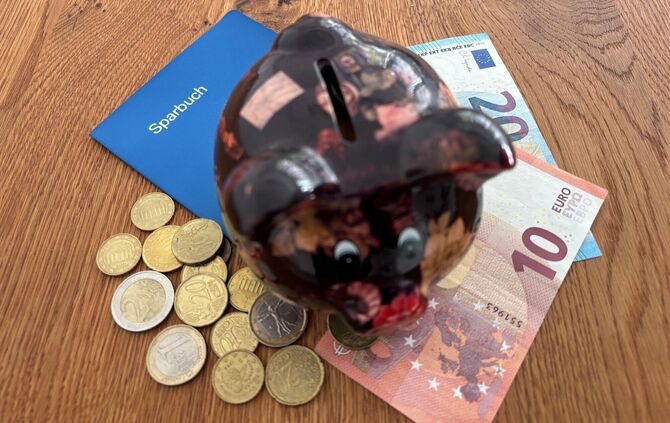 Kleine Geldgeschenke können Kinder im Sparschwein sammeln und dann auf ein Sparbuch oder ein Kinderkonto einzahlen. (Symbolfoto)