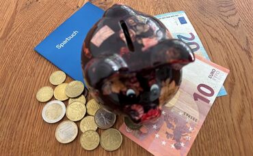 Kleine Geldgeschenke können Kinder im Sparschwein sammeln und dann auf ein Sparbuch oder ein Kinderkonto einzahlen. (Symbolfoto)