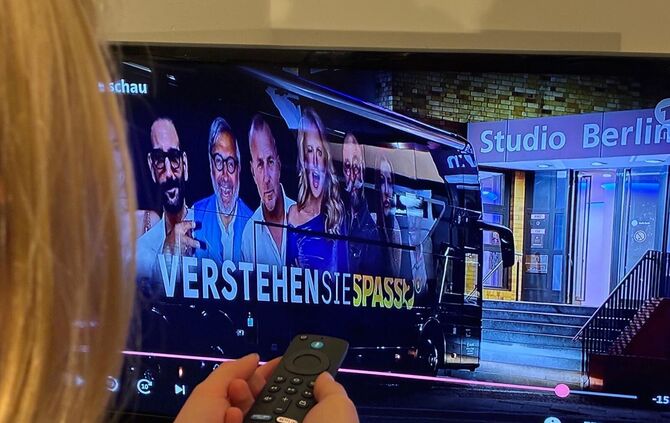 Der Schlienz-Bus fährt bei den Fernsehstudios vor.