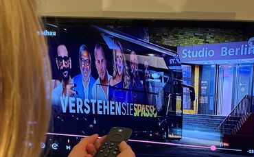 Der Schlienz-Bus fährt bei den Fernsehstudios vor.