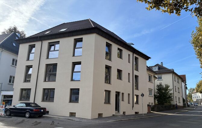 Bahnhofstraße 67, Ecke Martin-Luther-Straße, gegenüber der Weidachstraße.