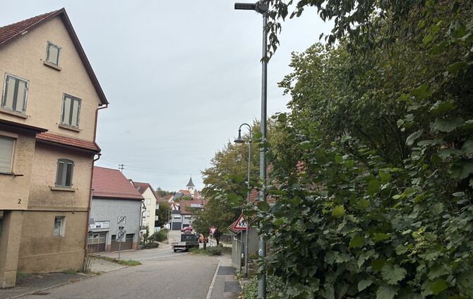 Alt und Neu nebeneinander an der Kelterstraße: Konventionalle Bogenlampe und LED-Leuchte.