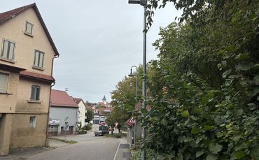Alt und Neu nebeneinander an der Kelterstraße: Konventionalle Bogenlampe und LED-Leuchte.