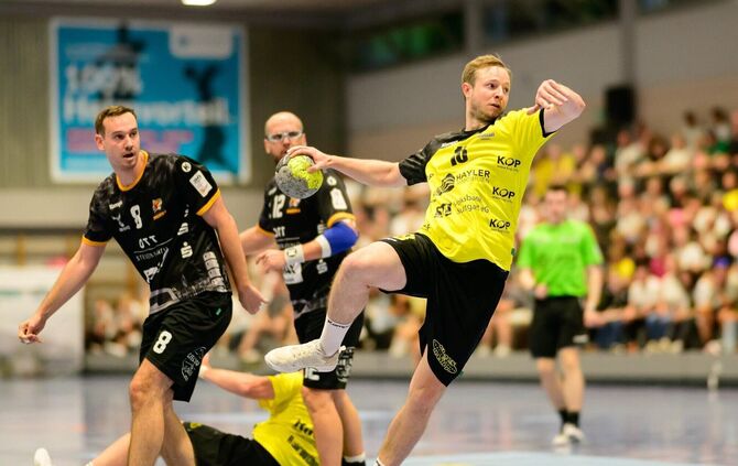 Robin Lidle (mit Ball) war noch der beste Torschütze der SG Weinstadt in Heiningen, konnte die deutliche Niederlage aber auch ni