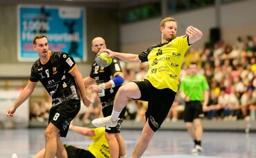 Robin Lidle (mit Ball) war noch der beste Torschütze der SG Weinstadt in Heiningen, konnte die deutliche Niederlage aber auch ni