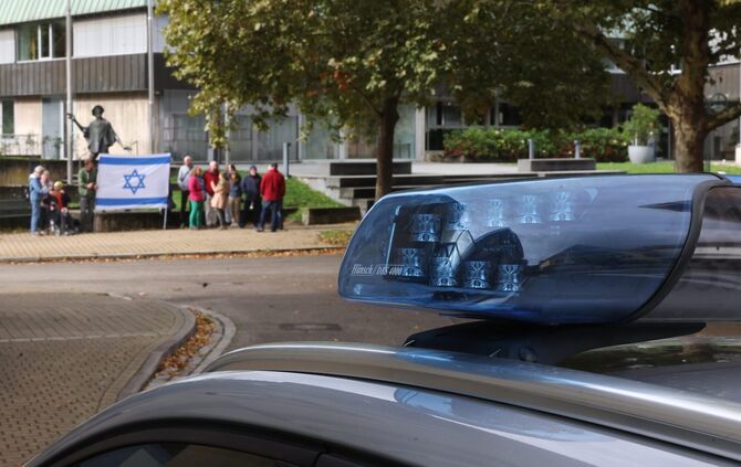 Ein Foto aus dem Jahr 2024: Menschen halten eine Mahnwache vor dem Rathaus Beutelsbach, um ihre Solidarität mit dem Staat Israel