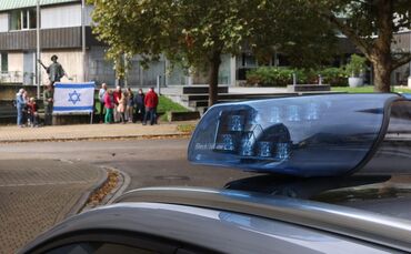 Ein Foto aus dem Jahr 2024: Menschen halten eine Mahnwache vor dem Rathaus Beutelsbach, um ihre Solidarität mit dem Staat Israel