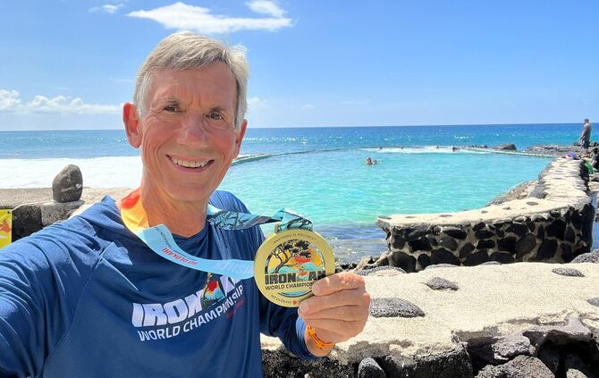 Dieter Regnet aus Kernen mit seiner Finisher-Medaille beim Ironman auf Hawaii.