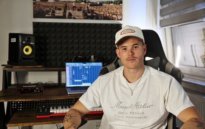Patrick Held alias "Paddybeatz" in seinem Studio in Leutenbach.