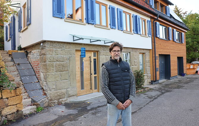Jens Altmann (44) hat sein über 100 Jahre altes Haus komplett umgebaut: Jetzt produziert es mehr Strom als es verbraucht.