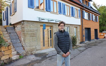 Jens Altmann (44) hat sein über 100 Jahre altes Haus komplett umgebaut: Jetzt produziert es mehr Strom als es verbraucht.