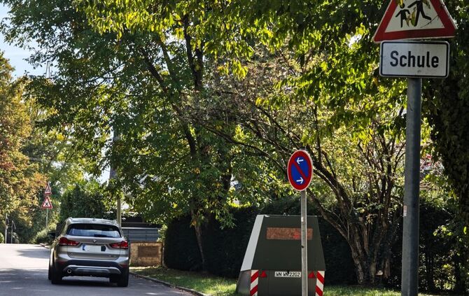 Mehrere Tage stand der mobile Blitzahänger vor der Friedensschule in Neustadt.