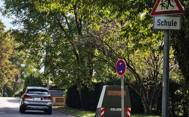 Mehrere Tage stand der mobile Blitzahänger vor der Friedensschule in Neustadt.