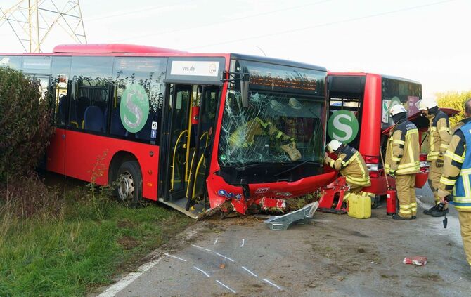 Linienbus in zwei Teile geteilt: Fahrer schwer verletzt