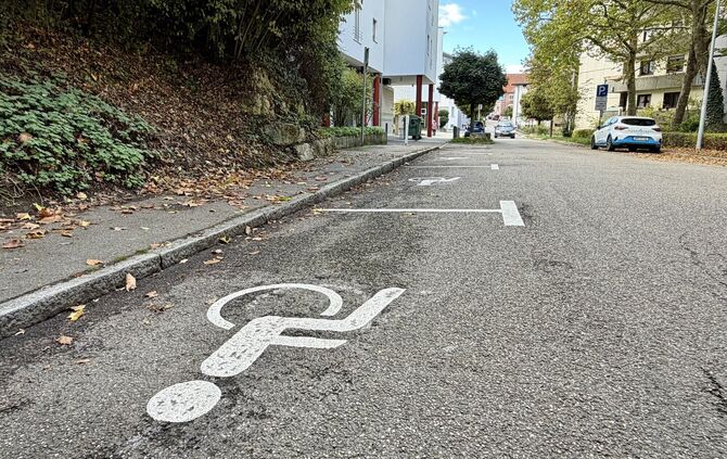 Die drei Rollstuhlfahrer-Parkplätze beim Forum Mitte in der Blumenstraße in Waiblingen.