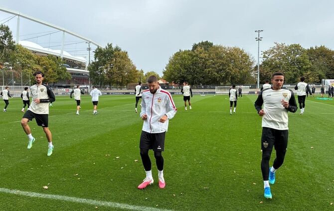 Jeff Chabot (in der Mitte) beim Abschlusstraining in Stuttgart. Am Nachmittag fliegt die Mannschaft nach Bratislava.