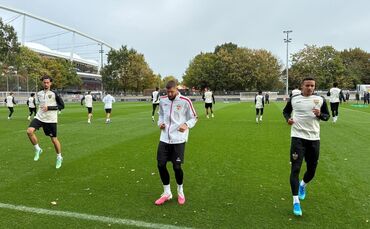 Jeff Chabot (in der Mitte) beim Abschlusstraining in Stuttgart. Am Nachmittag fliegt die Mannschaft nach Bratislava.