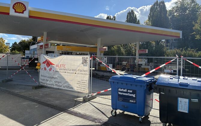 Die Zapfsäulen der Shell-Tankstelle in der Mayenner Straße sind hinter einem Bauzaun und können nicht angefahren werden.