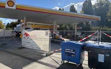 Die Zapfsäulen der Shell-Tankstelle in der Mayenner Straße sind hinter einem Bauzaun und können nicht angefahren werden.