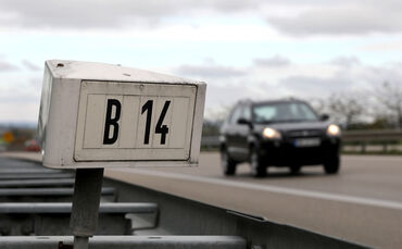 Auf der B14 kommt es zu einer Vollsperrung. (Symbolbild)