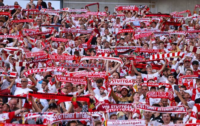 Die Auswärtsdauerkarte ermöglicht treuen VfB-Fans, ihre Mannschaft auch bei Spielen in fremden Stadien zu unterstützen.