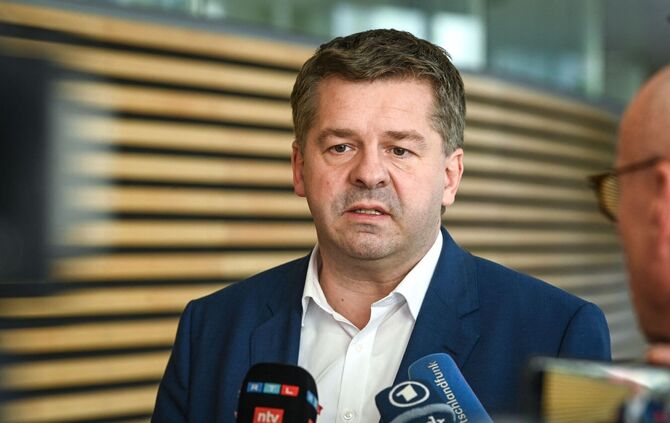 Sven Schulze spricht nach CDU-Fraktionsversammlung vor der Presse